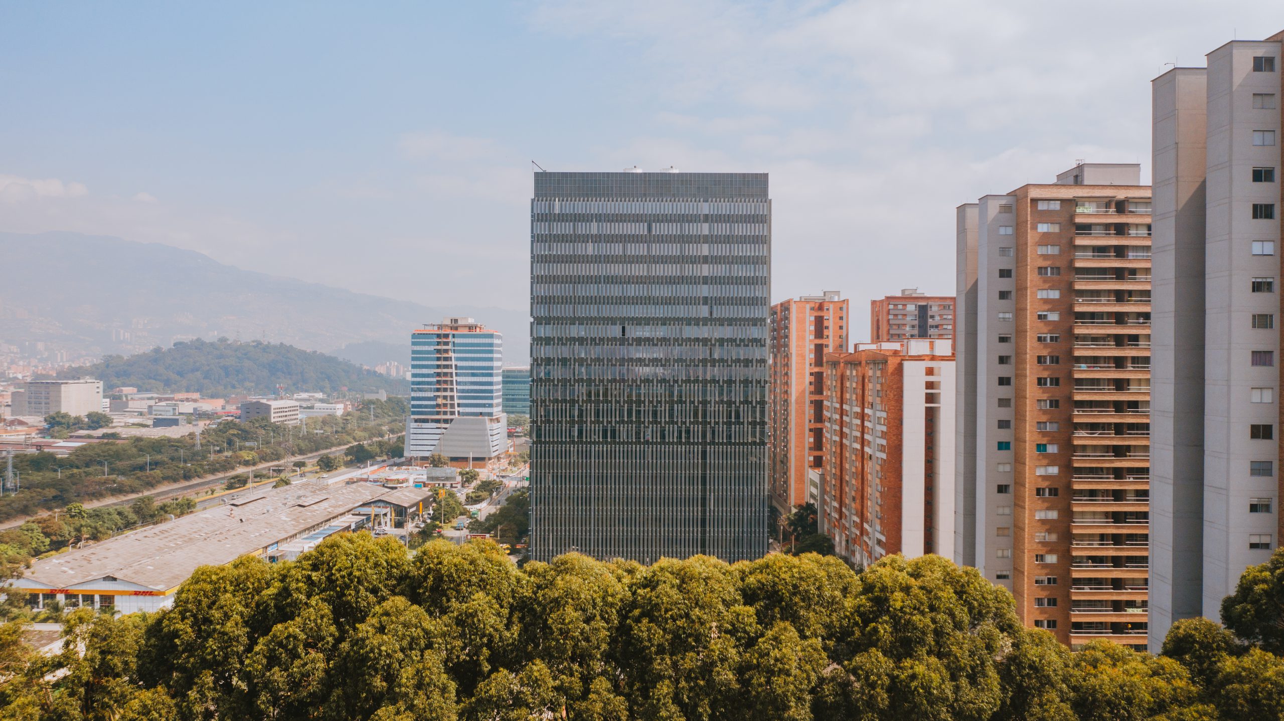 Arquitectura fragmentada: este es el nuevo y sorprendente edificio de Ciudad del Río, Medellín