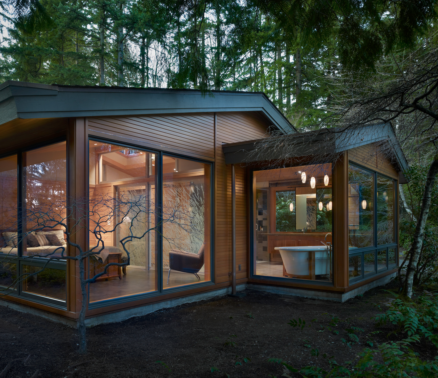 Una casa de campo contemporánea inmersa en un parque forestal de Seattle, EE.UU