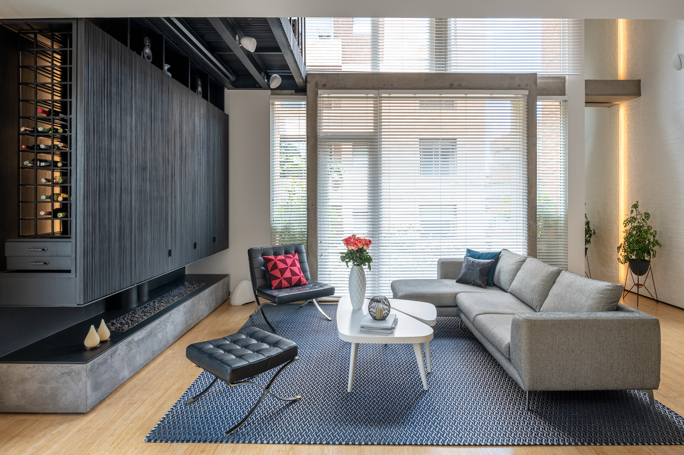 La transformación de un apartamento bogotano de materiales cálidos y colores neutros