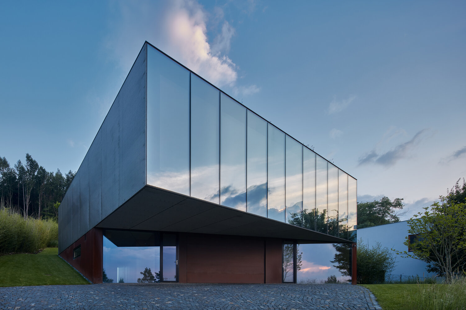 Una casa de cristal que incita al descanso familiar en República Checa