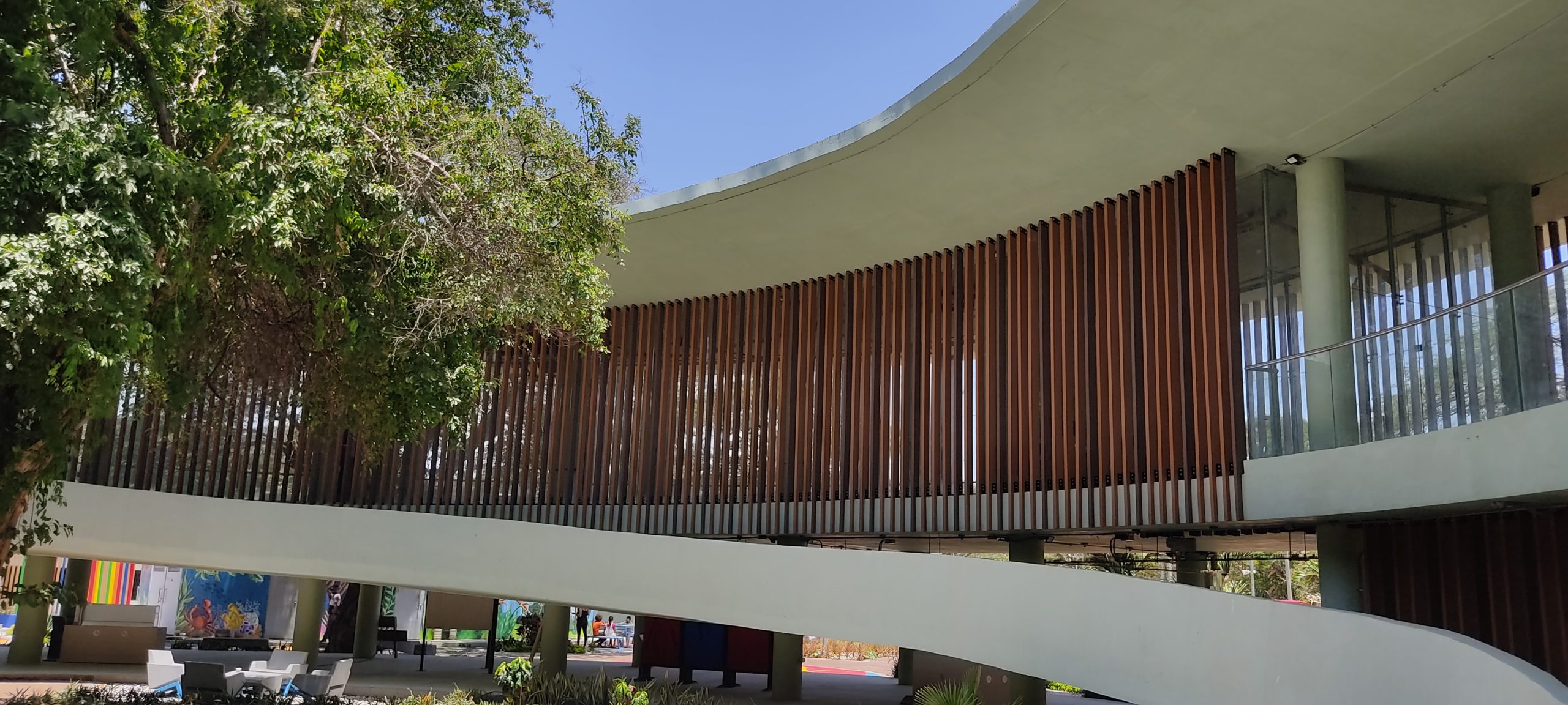 Una Megabiblioteca en Santa Marta con una sorprendente fachada de celosía
