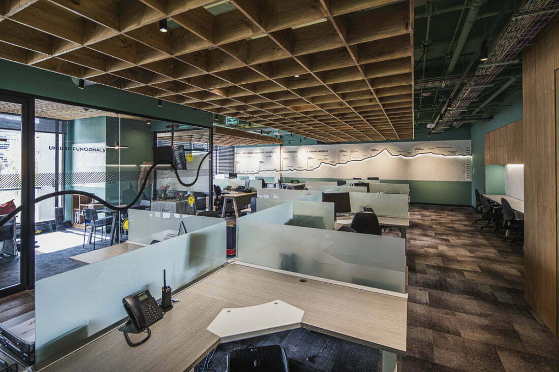 Una oficina sinigual adaptada a la pospandemia, ubicada en Bogotá y diseñada por Yemail Arquitectura