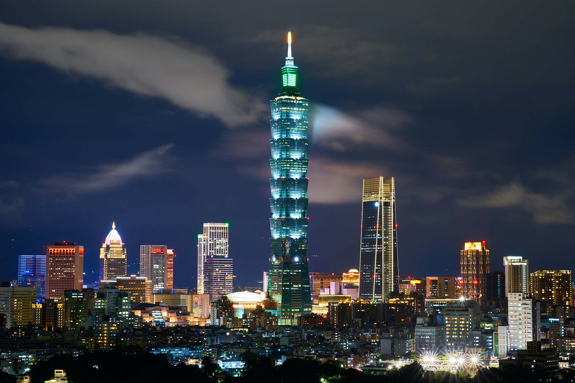 Así funciona el péndulo gigante que mantiene estable la torre Taipei 101