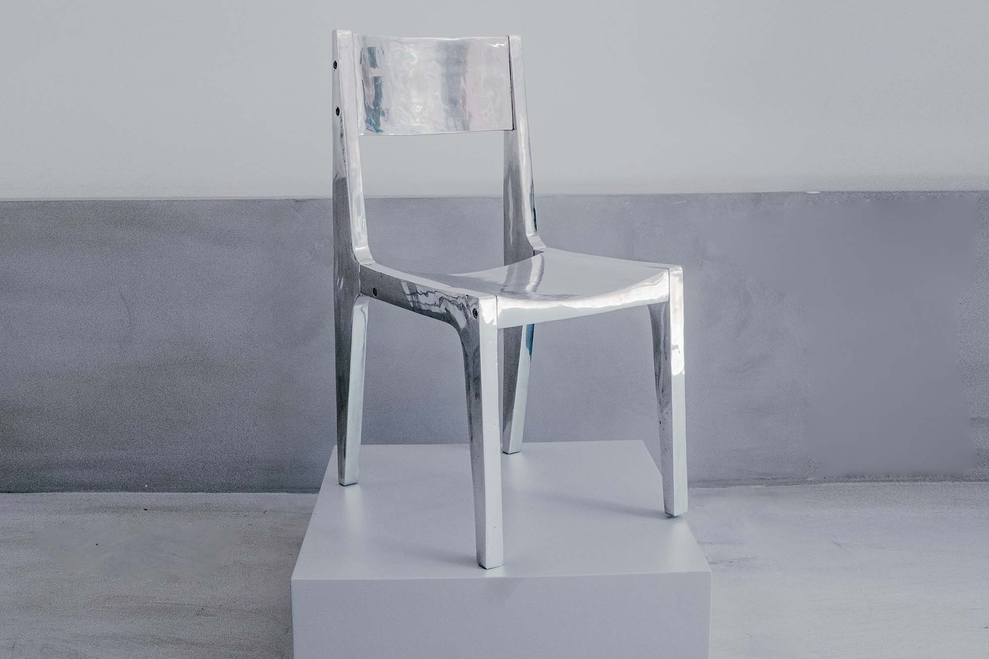 Esta silla de aluminio macizo es a la vez una pieza de diseño y una obra de arte