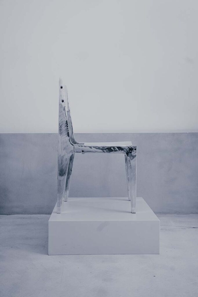 DEL PORTILLO 5 Esta silla de aluminio macizo es a la vez una pieza de diseño y una obra de arte