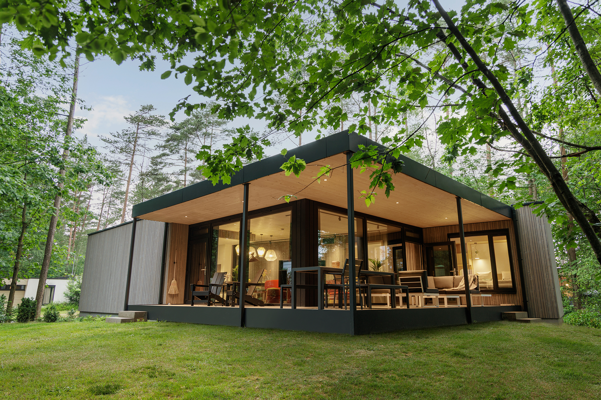 Una cabaña modular con una arquitectura simple y sostenible
