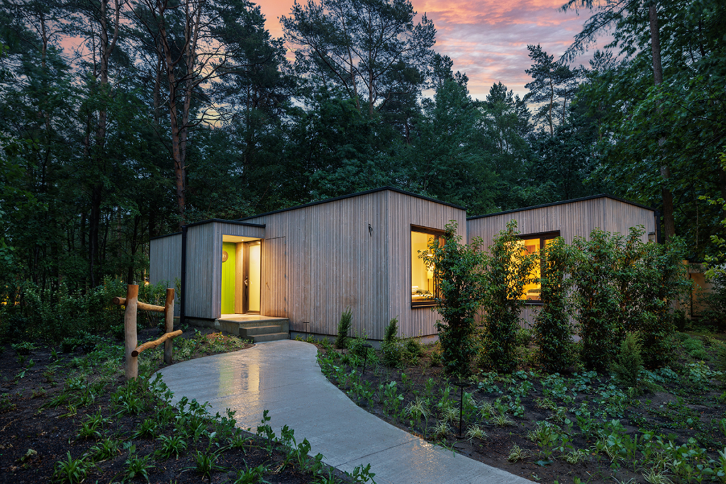 cabana alemania 11 Una cabaña modular con una arquitectura simple y sostenible