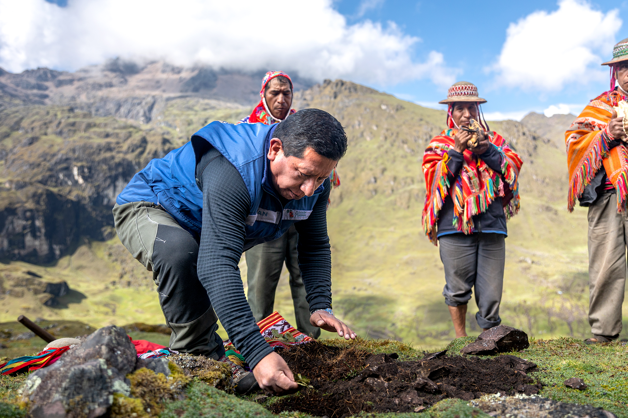 Cubrir las montañas con árboles: el propósito del biólogo reconocido por los premios Rolex