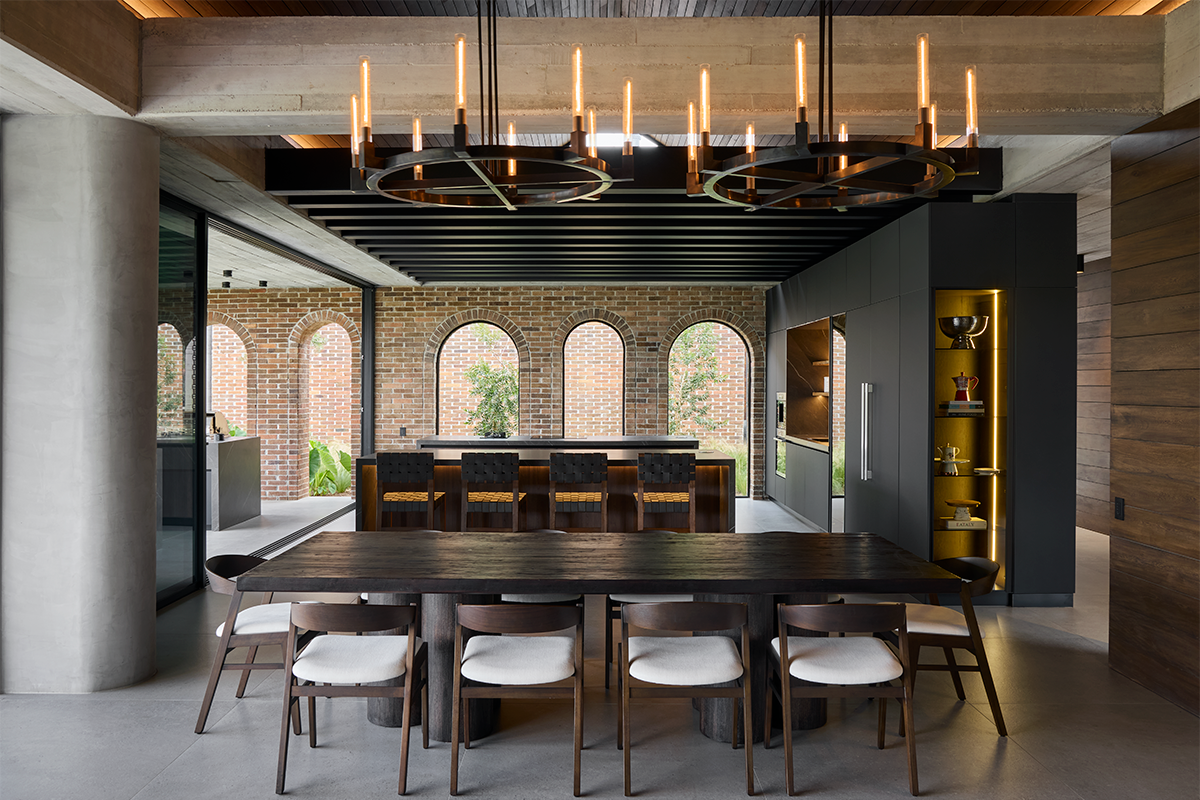 Esta cocina con dos islas es en un lugar para disfrutar la vida