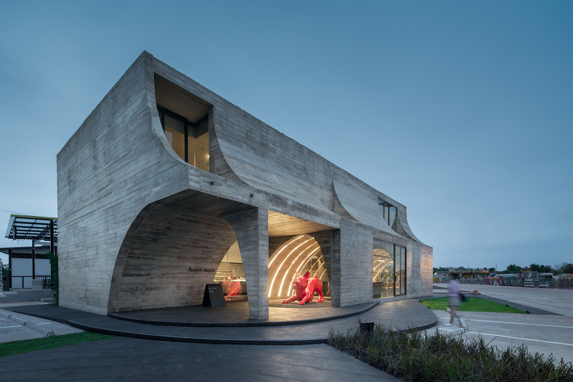 Hormigón texturizado y curvas imperfectas: las cualidades del diseño de este café 1 Hormigón texturizado y curvas imperfectas: las cualidades del diseño de este café