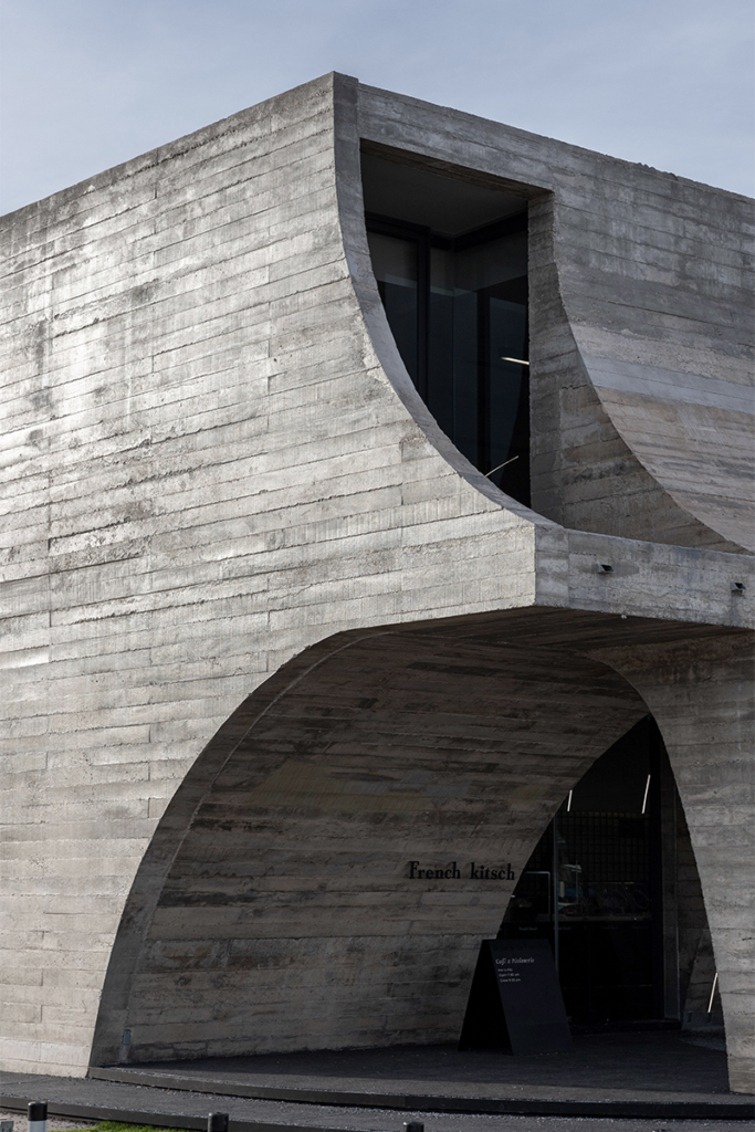 Hormigón texturizado y curvas imperfectas: las cualidades del diseño de este café 8 French Kitsch III TOUCH Architect 3 Hormigón texturizado y curvas imperfectas: las cualidades del diseño de este café