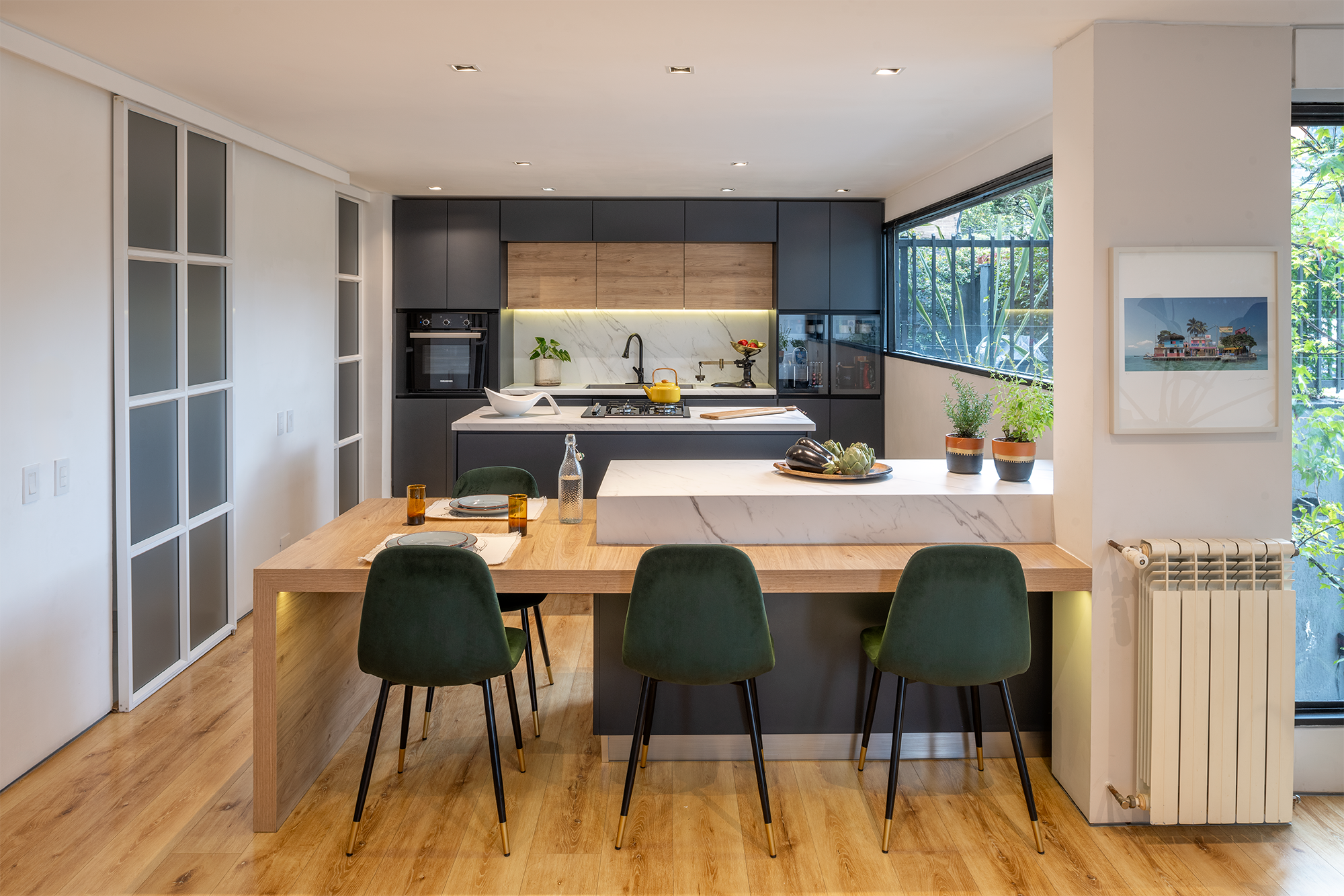 Cocina y biblioteca gastronómica: el eje central de la renovación de este apartamento 1 Cocina y biblioteca gastronómica: el eje central de la renovación de este apartamento