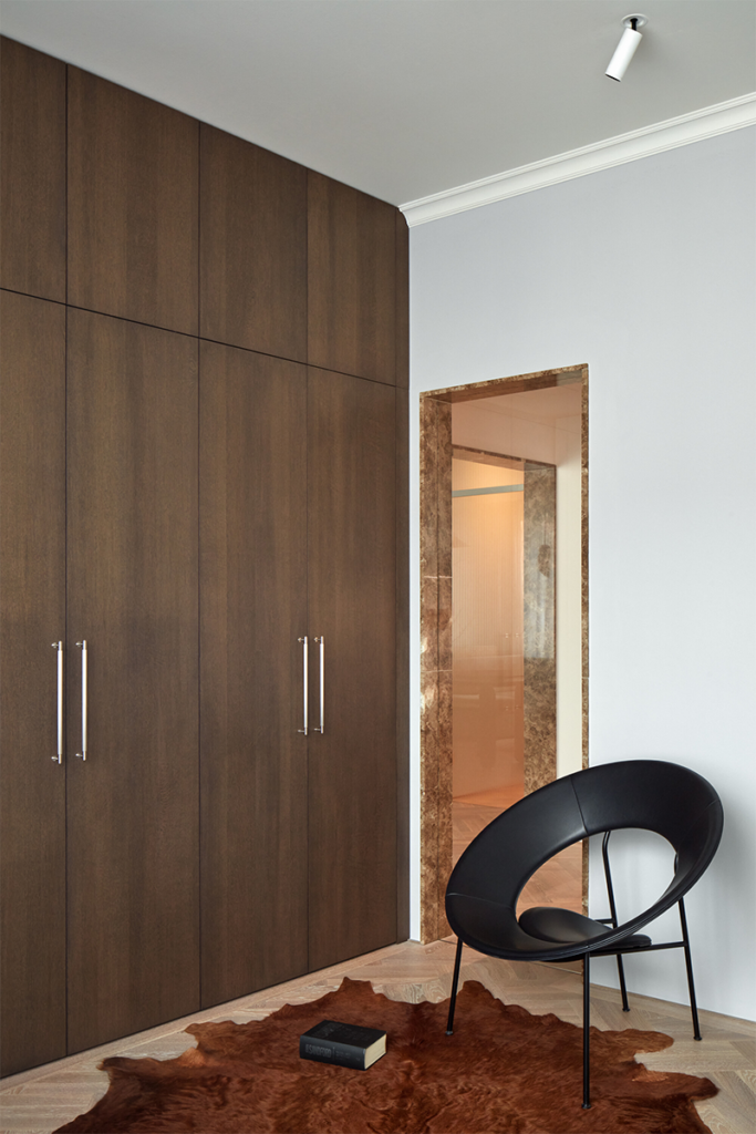 Un apartamento que celebra la simplicidad y la estética masculina 6 iva hajkova studio butchers apartment boysplaynice 6 Un apartamento que celebra la simplicidad y la estética masculina