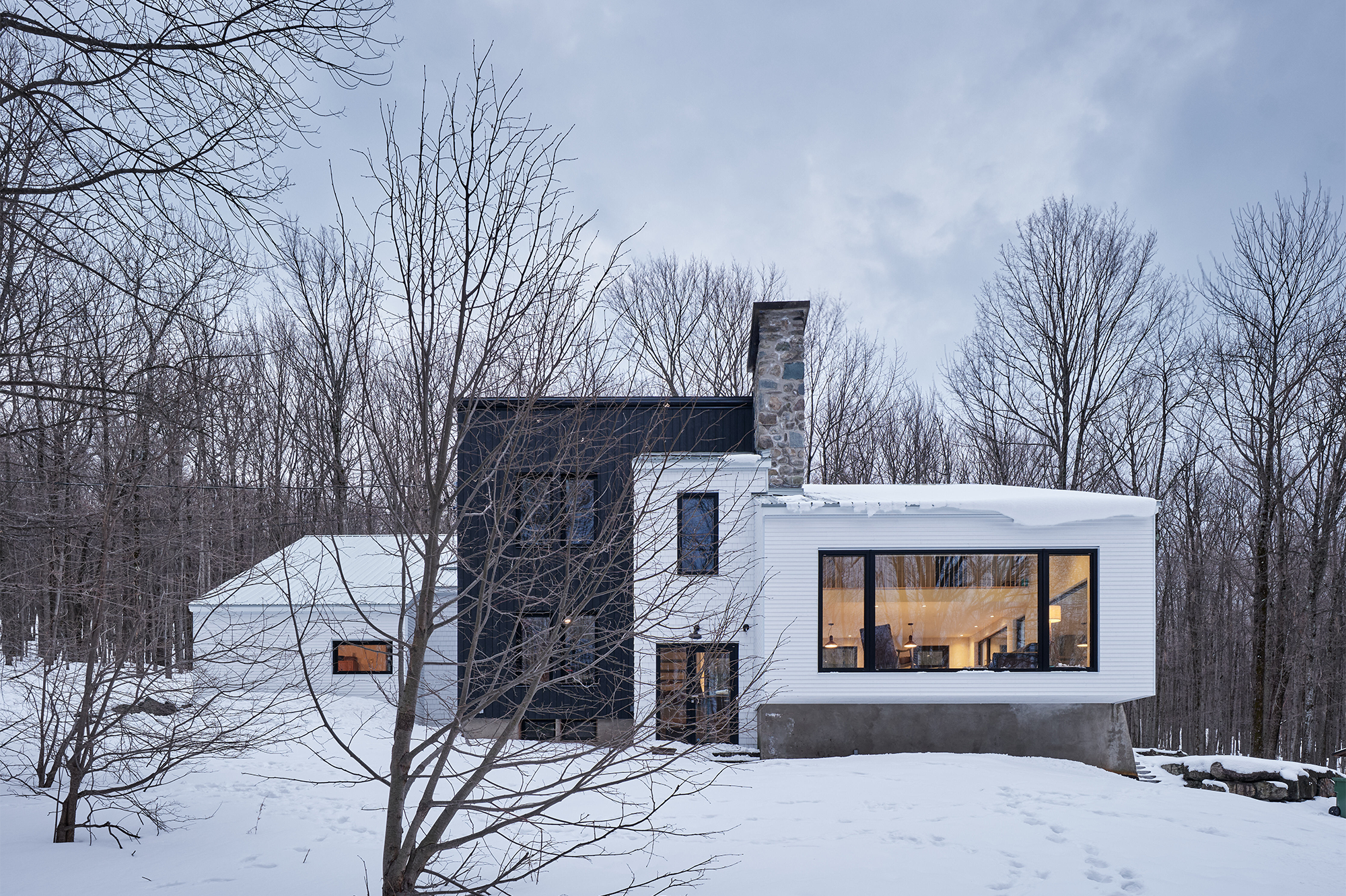Una casa en la nieve que establece el equilibrio entre modernidad y patrimonio