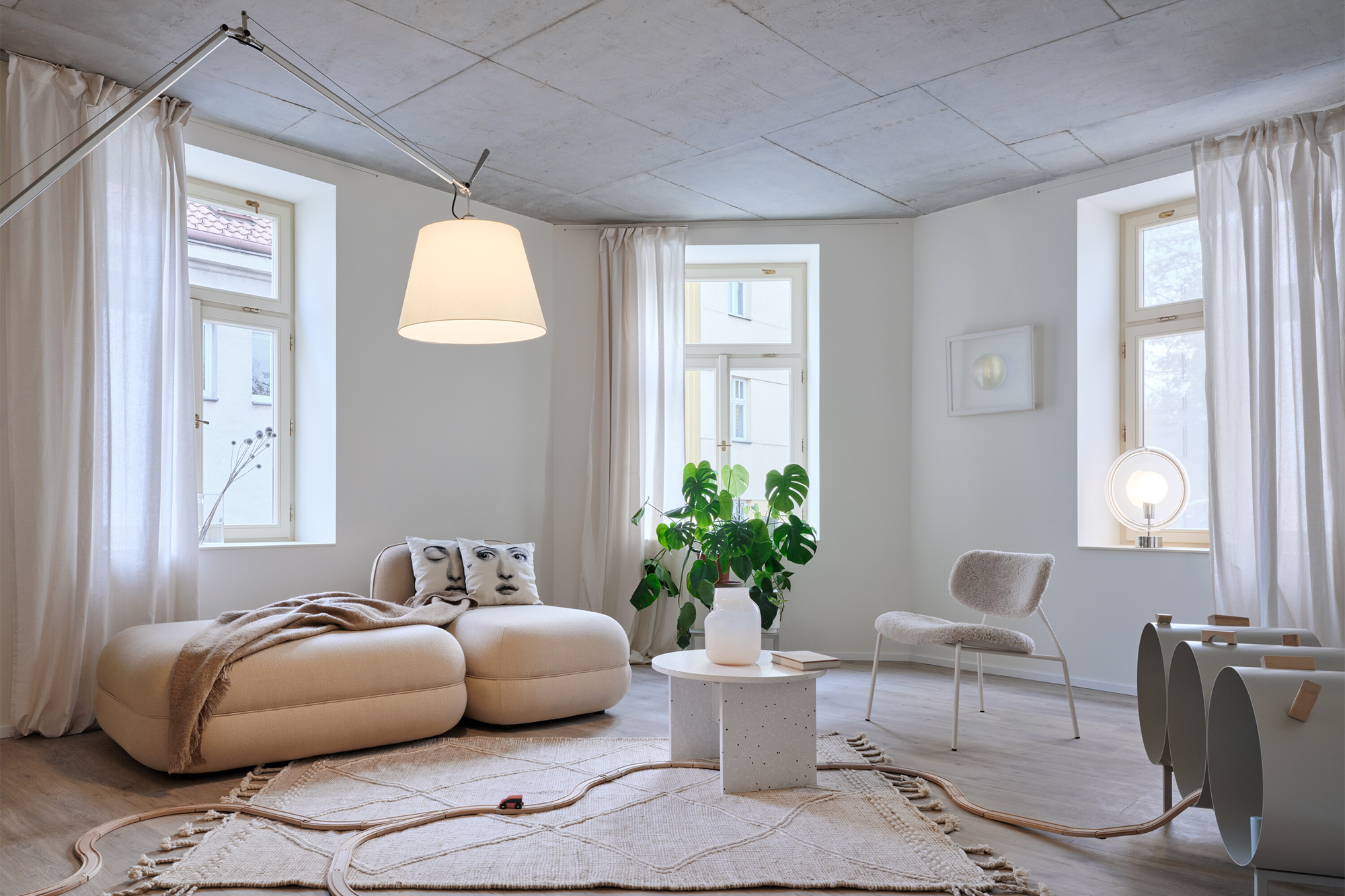 La decoración de una obra que explora soluciones audaces en materialidad y color