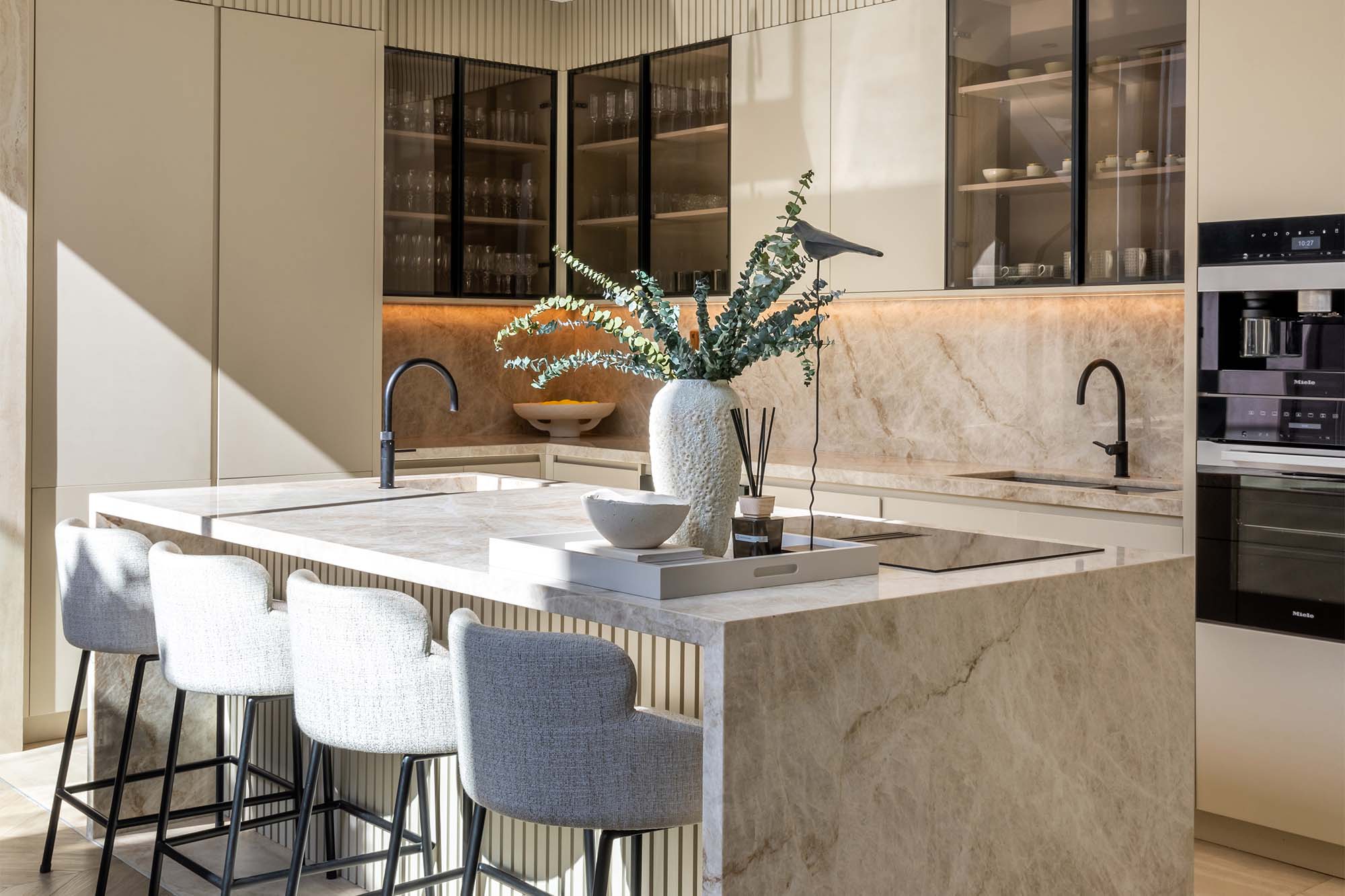 La cocina como protagonista: el arte de diseñar una casa entre la apertura y la reserva