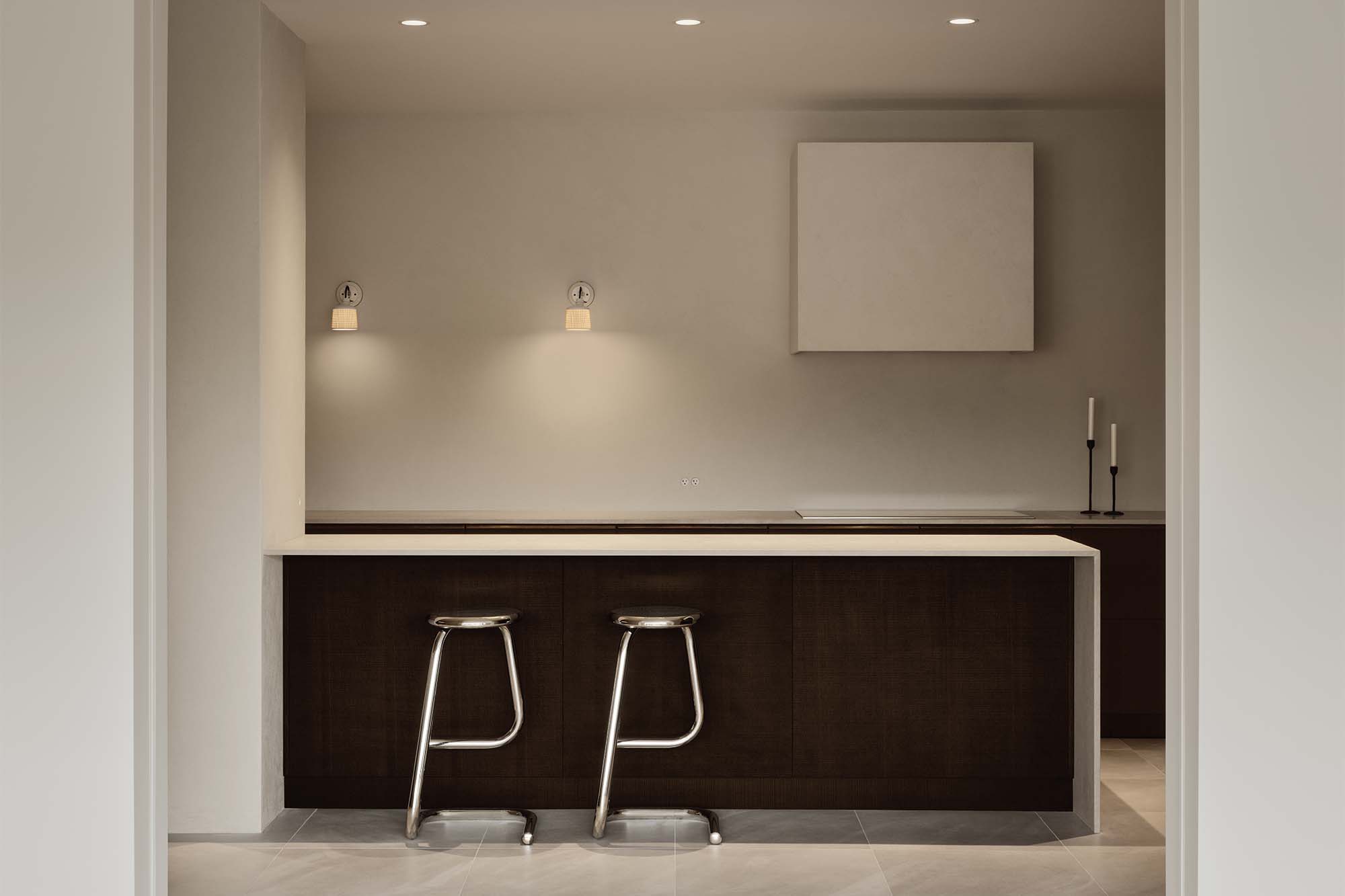 Funcionalidad y ligereza en una cocina con los mínimos materiales