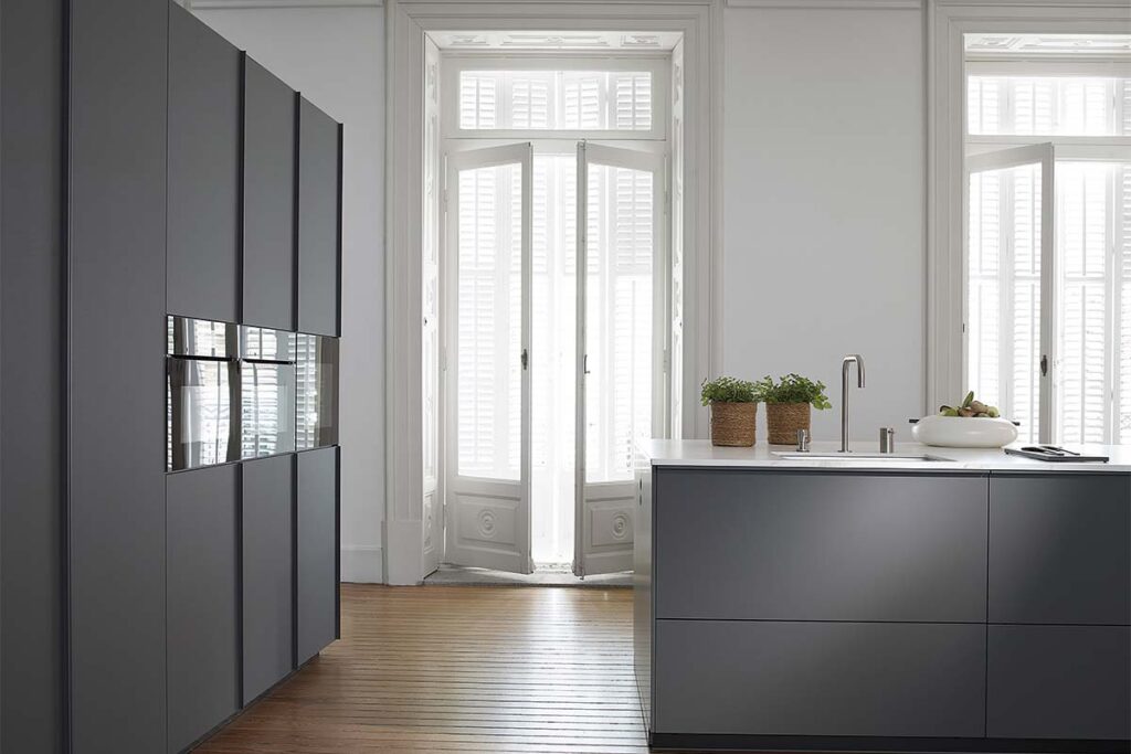 Isla central y armarios vitrina: los elementos que evocan orden y armonía en esta cocina 2 cocinas abiertas con isla y vitrina diseno santos 2 Isla central y armarios vitrina: los elementos que evocan orden y armonía en esta cocina