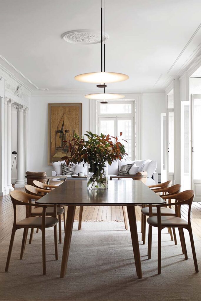 Isla central y armarios vitrina: los elementos que evocan orden y armonía en esta cocina 3 cocinas abiertas con isla y vitrina diseno santos 4 Isla central y armarios vitrina: los elementos que evocan orden y armonía en esta cocina