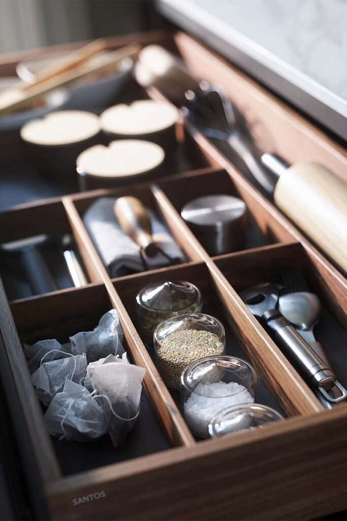 Isla central y armarios vitrina: los elementos que evocan orden y armonía en esta cocina 7 cocinas abiertas con isla y vitrina diseno santos 7 Isla central y armarios vitrina: los elementos que evocan orden y armonía en esta cocina