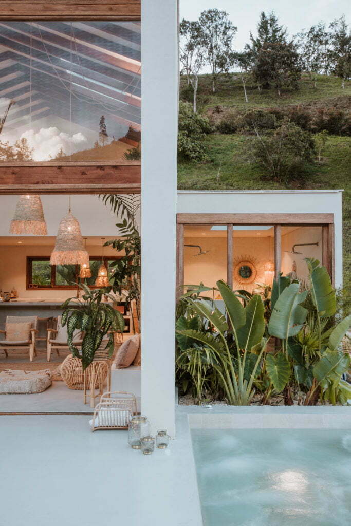 Una casa en el retiro, antioquia inspirada en la arquitectura de marruecos, india e indonesia