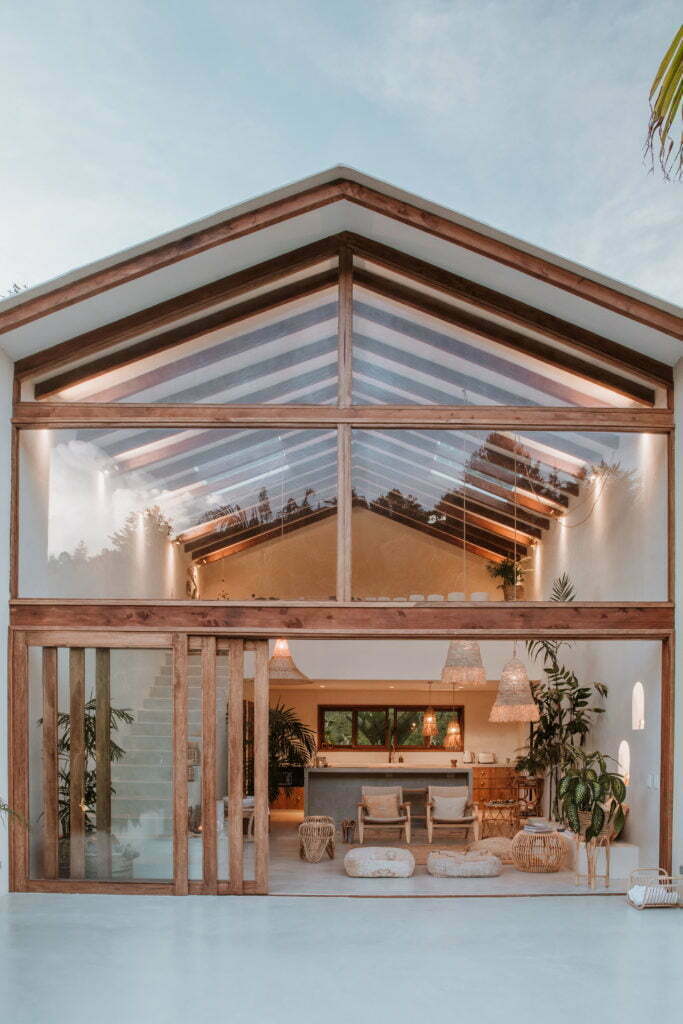 Una casa en el retiro, antioquia inspirada en la arquitectura de marruecos, india e indonesia