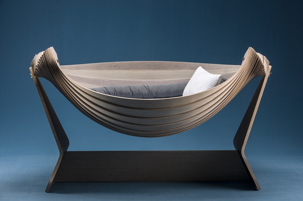 Cuna Lorenzo elaborada en madera de flor morado gris plata con base de roble negro, diseño de Mangle.