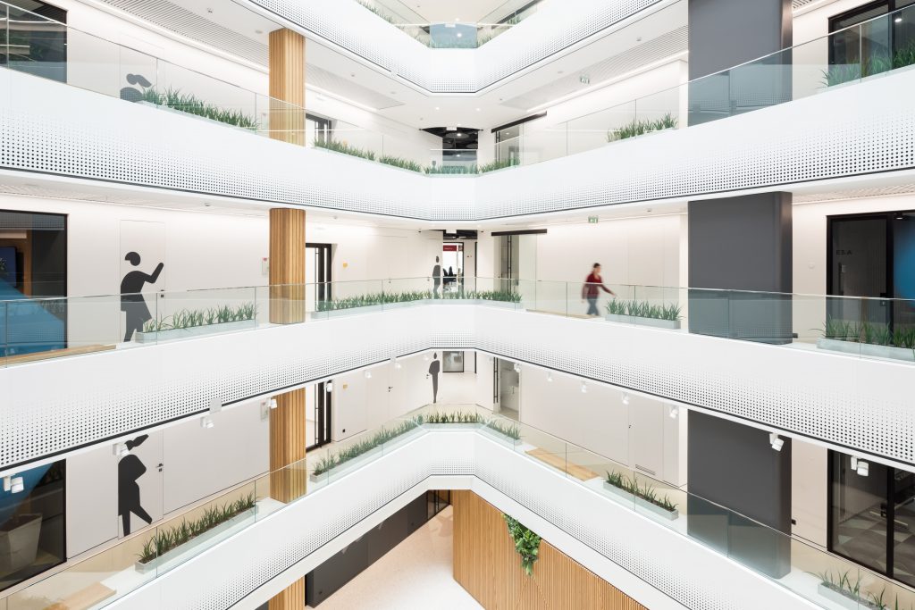 Un espacio laboral futurista que se desarrolla entre lo digital y lo confortable en rusia