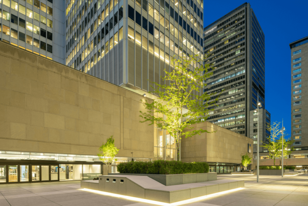 Esta plaza en canadá vincula la vida de la calle con el interior de los edificios