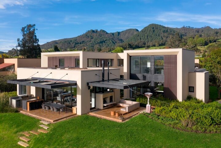 Una casa en la calera, diseñada para mezclarse con su entorno natural Una casa en la calera, diseñada para mezclarse con su entorno natural