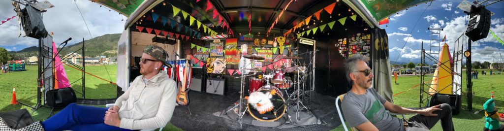 Una tarima móvil músical que recorre colombia incentivando la paz