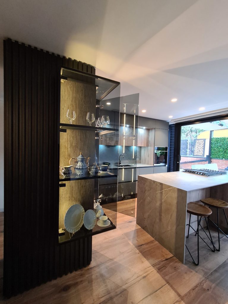 Una cocina colombiana de interiorismo elegante con un toque natural