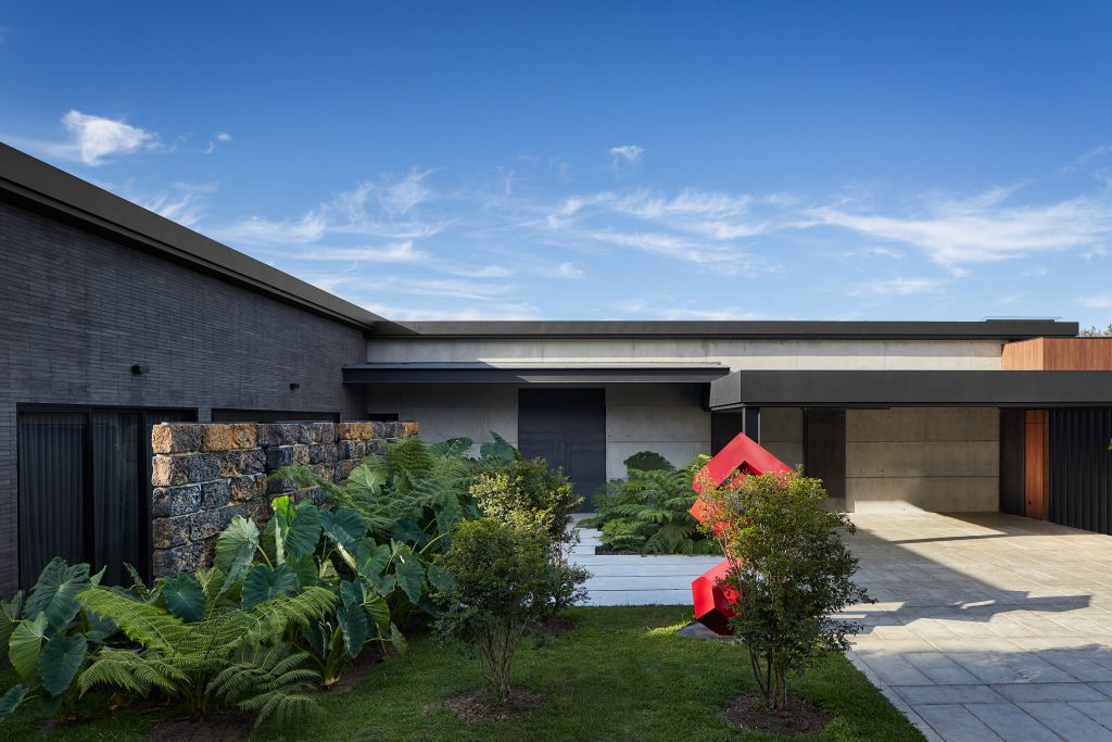 Una casa familiar en medio de la extraordinaria vegetación de las afueras de medellín
