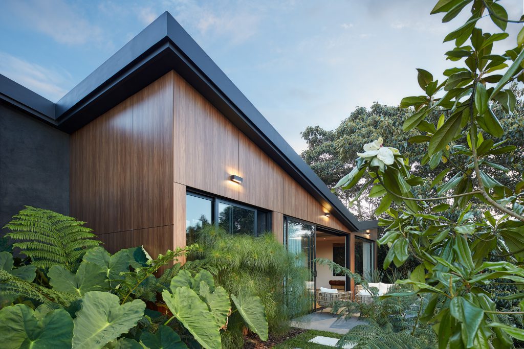 Una casa familiar en medio de la extraordinaria vegetación de las afueras de medellín