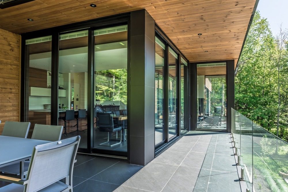 Una casa de campo moderna y sostenible adaptada para un confinamiento lejos de la ciudad