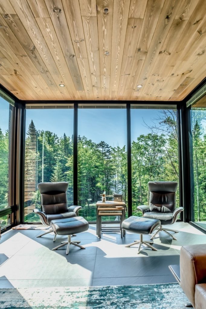 Una casa de campo moderna y sostenible adaptada para un confinamiento lejos de la ciudad