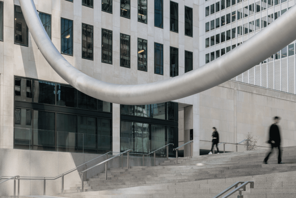 Esta plaza en canadá vincula la vida de la calle con el interior de los edificios