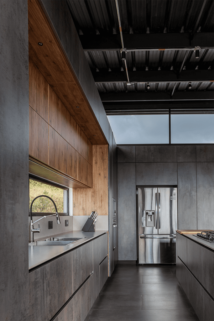 La cocina es el centro de esta casa diseñada con un estilo industrial