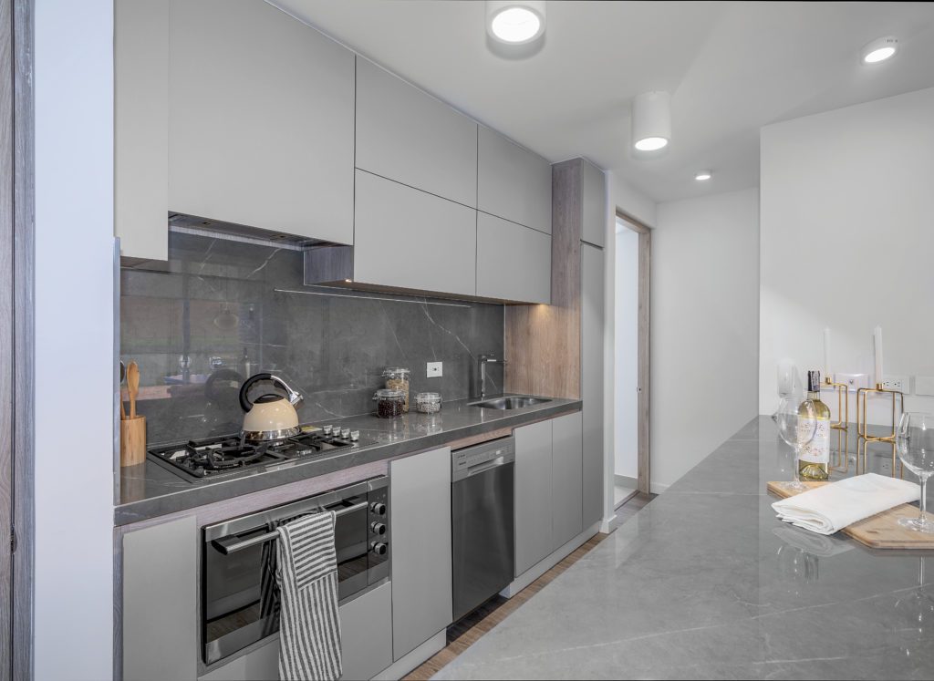 Un proyecto bogotano de amarilo con diseño de interior de lujo