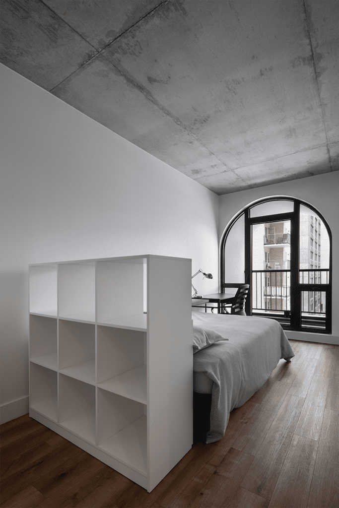 Una torre estudiantil con una arquitectura que interactúa con el espacio público