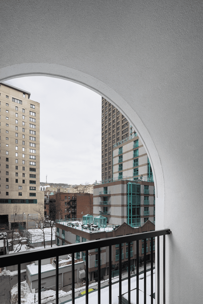 Una torre estudiantil con una arquitectura que interactúa con el espacio público