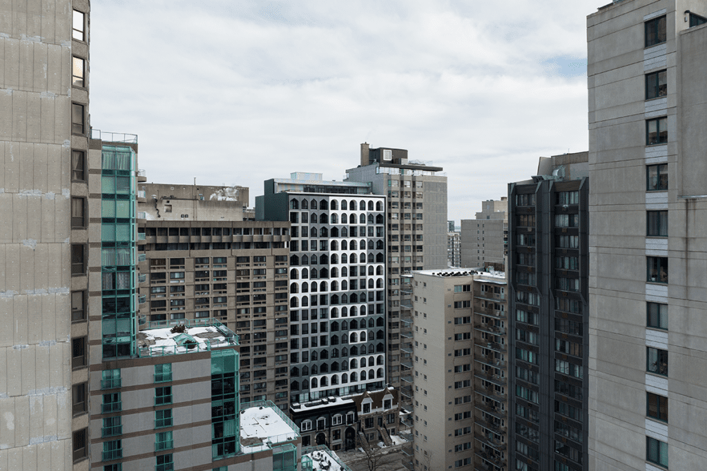 Una torre estudiantil con una arquitectura que interactúa con el espacio público