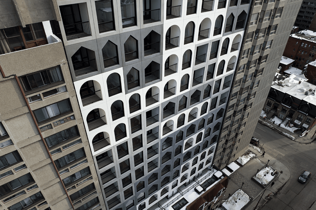 Una torre estudiantil con una arquitectura que interactúa con el espacio público