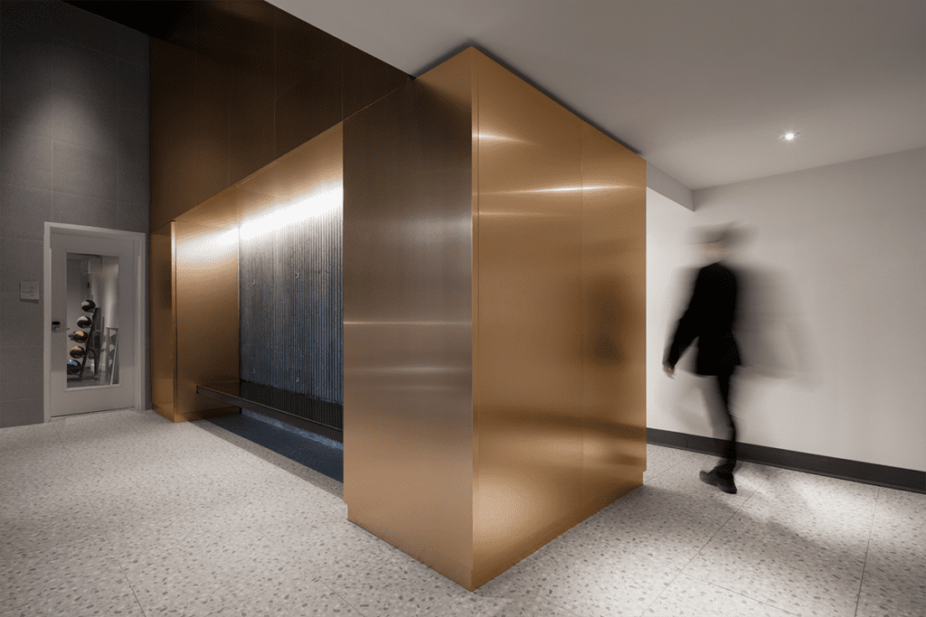 Una torre estudiantil con una arquitectura que interactúa con el espacio público