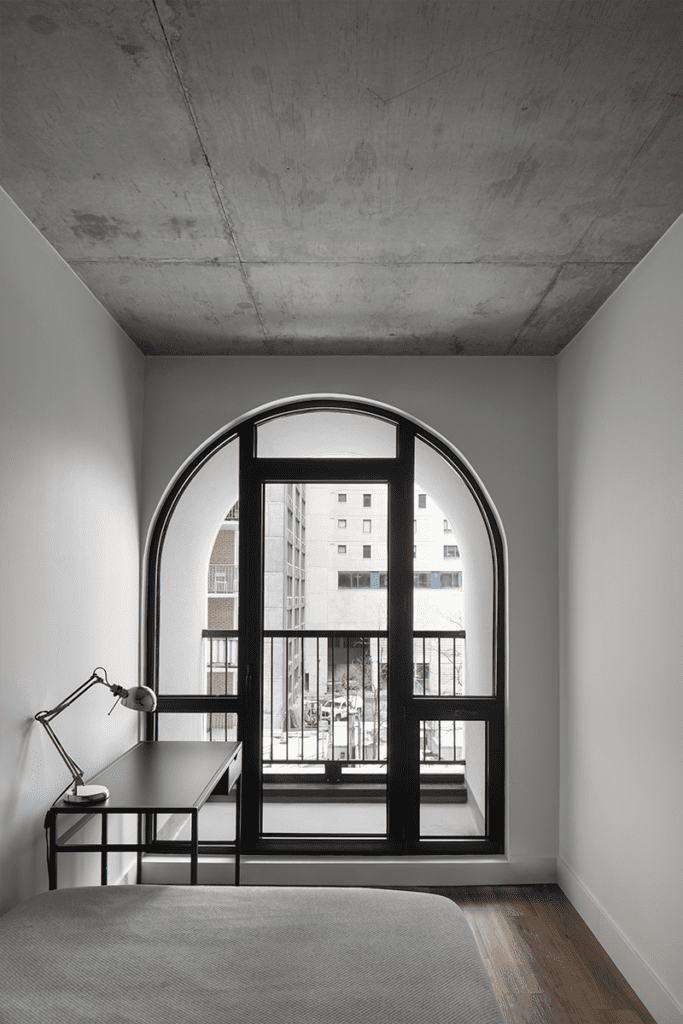 Una torre estudiantil con una arquitectura que interactúa con el espacio público