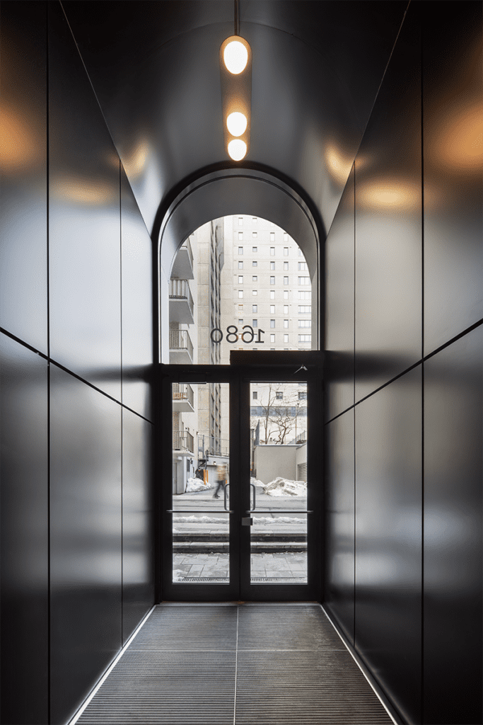 Una torre estudiantil con una arquitectura que interactúa con el espacio público