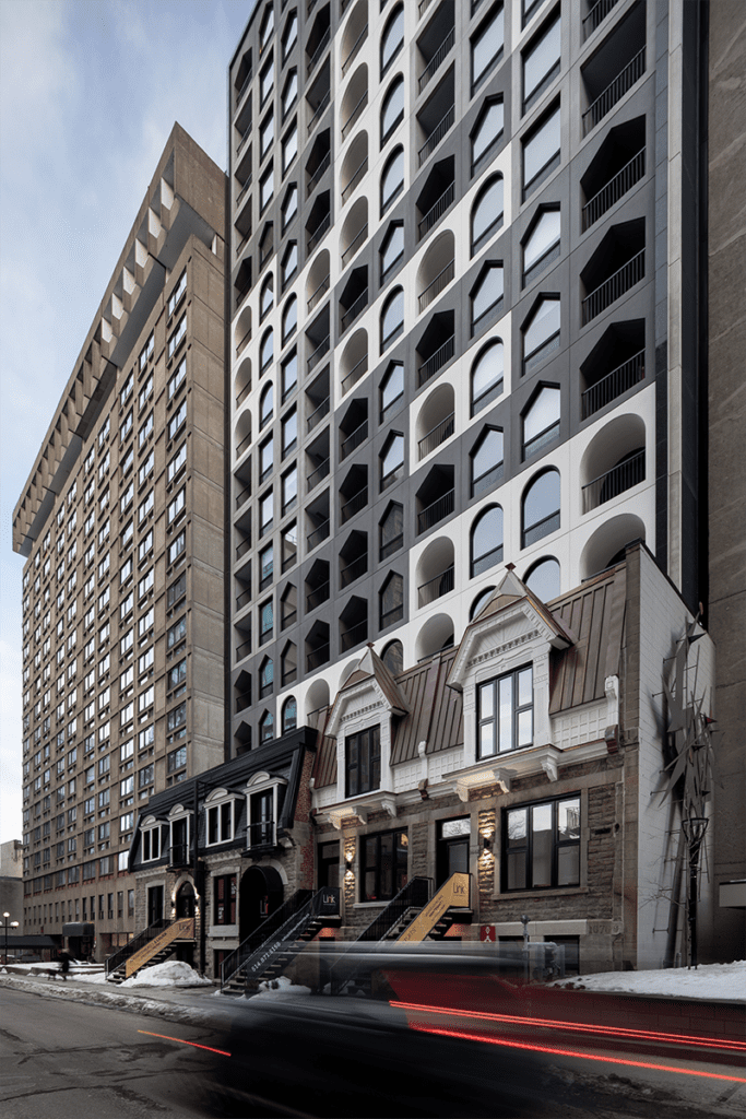 Una torre estudiantil con una arquitectura que interactúa con el espacio público