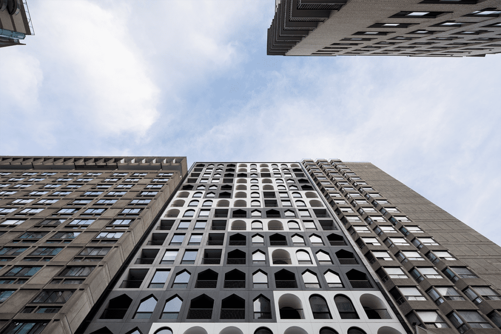 Una torre estudiantil con una arquitectura que interactúa con el espacio público