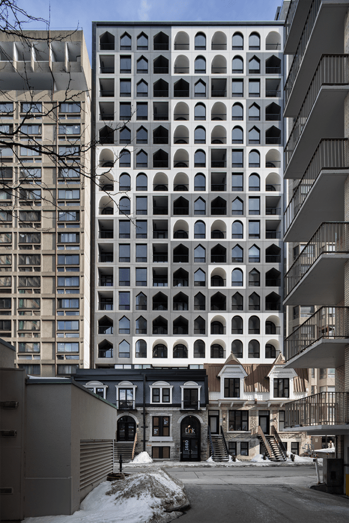 Una torre estudiantil con una arquitectura que interactúa con el espacio público