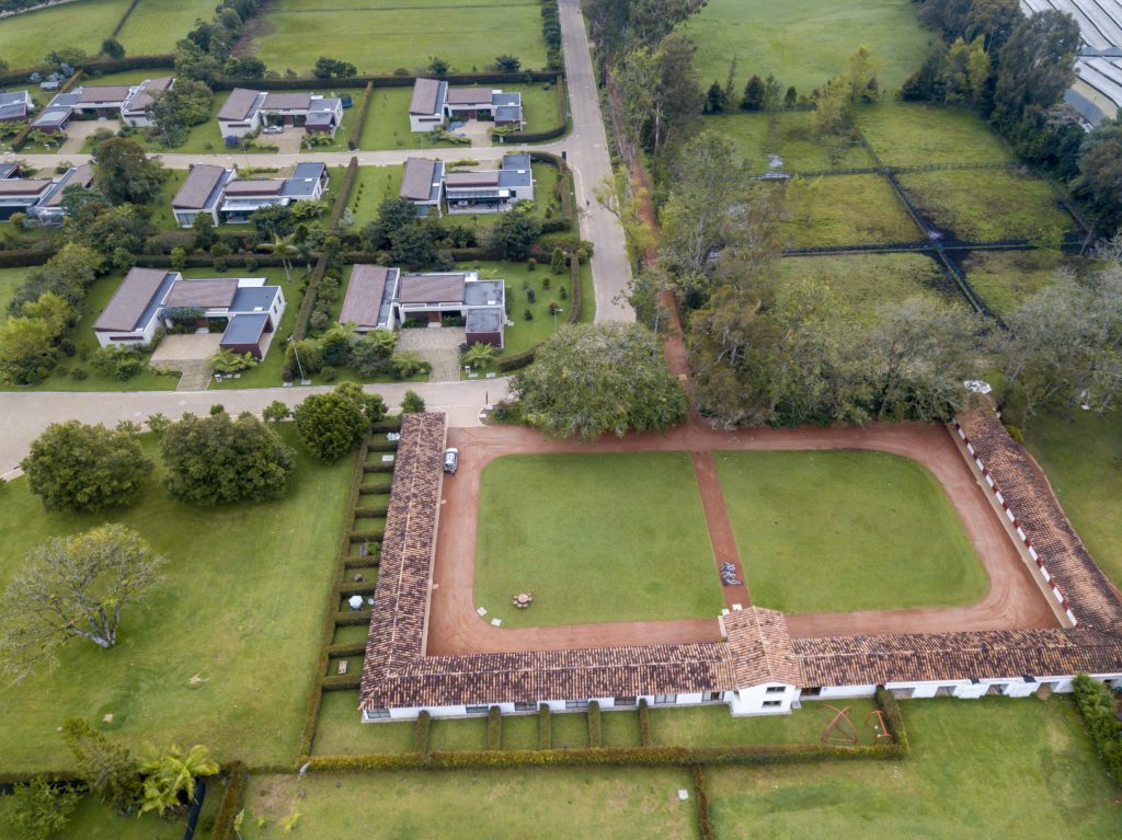 Viva como en una hacienda campestre en estos apartamentos de llanogrande, antioquia